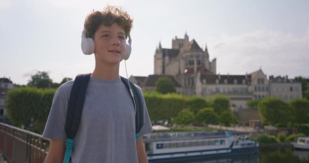 Підліток Повертається Школи Гуляючи Вулицями Міста Насолоджуючись Його Видами Слухаючи — стокове відео