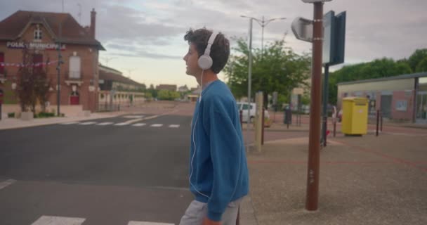 Zeitlupe Zeigt Einen Jungen Selbstbewussten Teenager Der Über Einen Zebrastreifen — Stockvideo