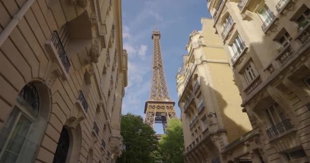 Paris Utsikt Över Eiffeltornet Mellan Husen Intill — Stockvideo