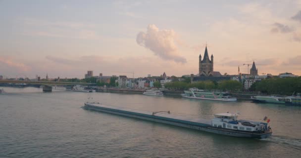 ドイツのケルン市のラインの無人機からの眺め 貨物船が川に浮かぶ — ストック動画