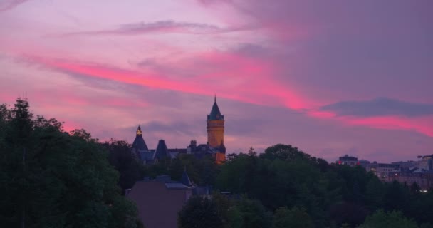 Luftaufnahme Des Antiken Schlosses Vianden Luxemburg Bei Nacht Mit Beleuchtung — Stockvideo