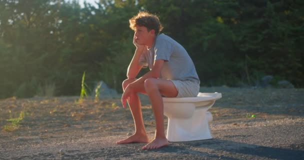 Adolescent Assis Dans Les Toilettes Pense Que Fond Coucher Soleil — Video