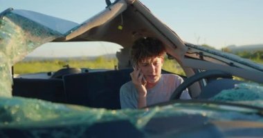 Bir gün bir adam ciddi bir kaza geçirdi ve arabasını çarptı. Sağ kalan ve yaralanmayan genç adam, kurtarma ekiplerini ve bir sigorta acentesini arar..