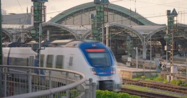 Almanya 'da Köln şehrindeki tren istasyonu. Köln ana istasyonu Avrupa 'nın en önemli demiryolu merkezlerinden biridir. Tren tren istasyonuna varır..