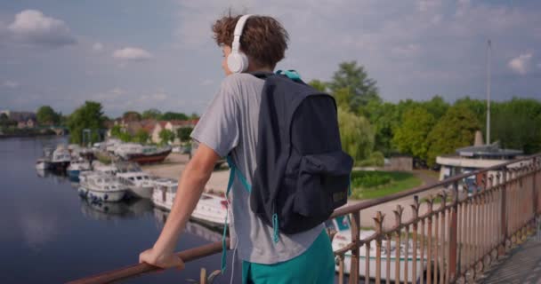 Adolescent Sur Fond Une Belle Vieille Ville Dans Les Écouteurs — Video
