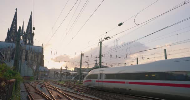 Allemagne Ville Cologne Vue Train Voyageurs Arrivant Gare Dans Contexte — Video