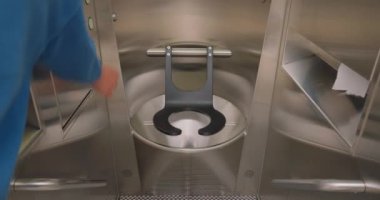 Lüksemburg 'da sokak tuvaleti, otomatik şehir sokak tuvaleti. İç görünüm.