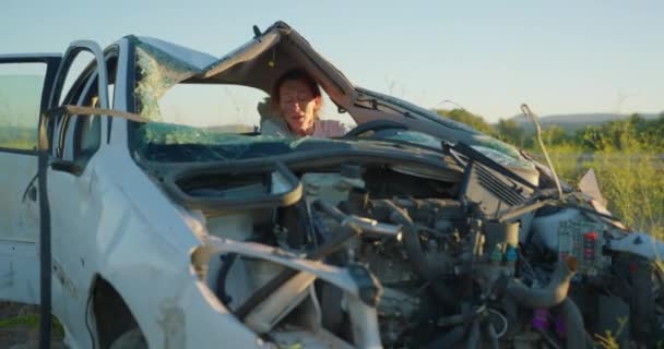 Kvinna Råkade För Allvarlig Olycka Och Kraschade Sin Bil Lämnad — Stockvideo