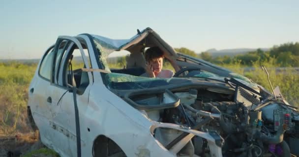 Одного Дня Чоловіка Сталася Серйозна Аварія Розбилася Його Машина Залишившись — стокове відео