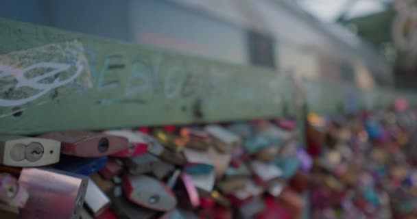 Hohenzollern桥上布满了情人锁经过科隆霍亨佐伦桥的火车 — 图库视频影像