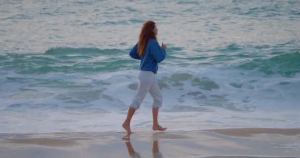 ビーチオーシャンで走っている間 女性は自由で幸せを感じます — ストック動画