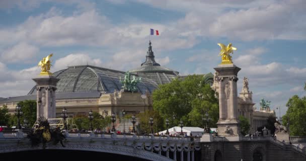 Grand Alexander Bridge Paris Golden Statues Blue Sky Beautiful Clouds — Stock Video