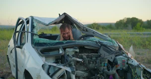 Pewnego Dnia Człowiek Miał Poważny Wypadek Rozbił Samochód Pozostawiony Żywy — Wideo stockowe