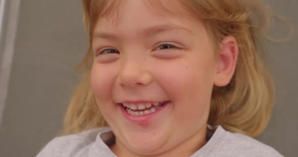 Klein Mooi Meisje Glimlachend Met Herpes Virus Ziekte Haar Lippen — Stockvideo