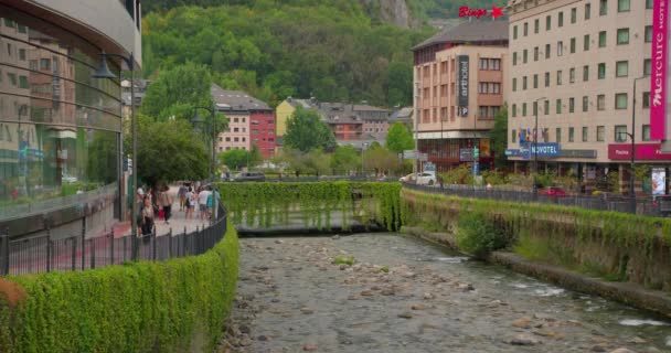 Andorra Andorra Vella Uitzicht Een Van Straten Met Rivier Valira — Stockvideo