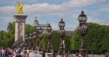 Paris, Fransa, 30 Temmuz 2023: Paris 'te Büyük İskender Köprüsü üzerinde mavi gökyüzü ve güzel bulutlar var. Sokakta tanınmayan insanlar yürüyor, Grand Alexander Köprüsü' nde kalabalık.