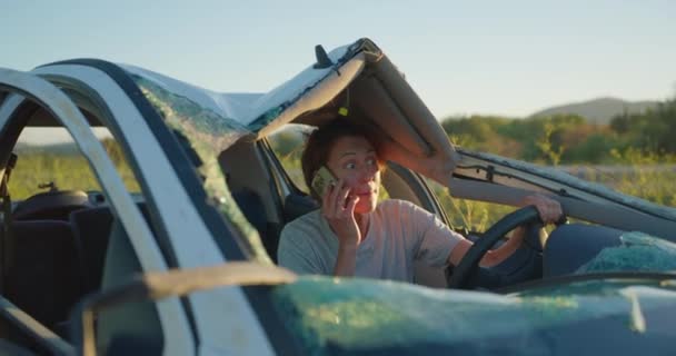 Водій Зламаного Автомобіля Шокував Після Аварії Зруйнований Автомобіль Біля Шосе — стокове відео