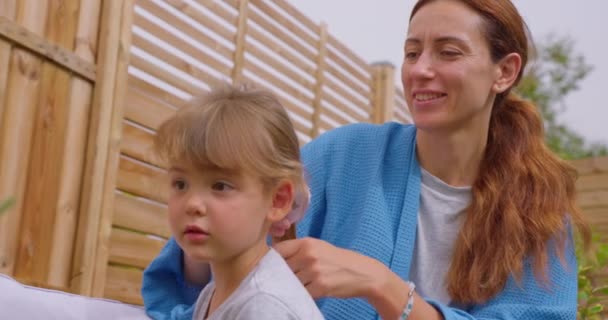Opieka Nad Dziećmi Włosami Matką Córką Domu Dla Więzi Miłości — Wideo stockowe