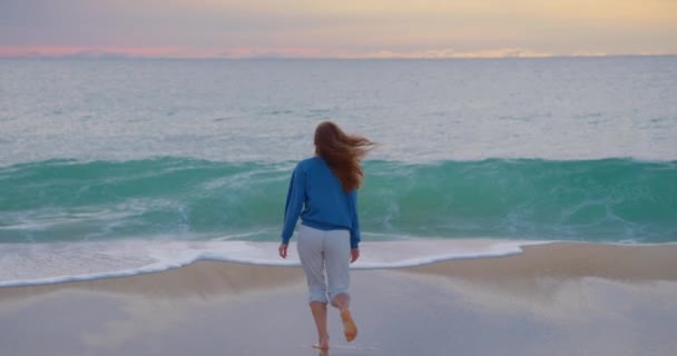 Ein Mädchen Mit Lockigem Haar Blauem Sweatshirt Und Grauer Hose — Stockvideo