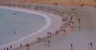 San Sebastian, İspanya 'nın Timelapse sahnesi, San Sebastian şehri sahili manzarası. Birçok insan bu güzel sahil ve okyanusun tadını çıkarmak için buraya gelir..