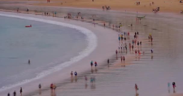 セバスチャン スペイン ティメラプスがサン セバスチャン市のビーチ パノラマを撮影 美しいビーチや海を楽しむために多くの人々がここに来ます — ストック動画