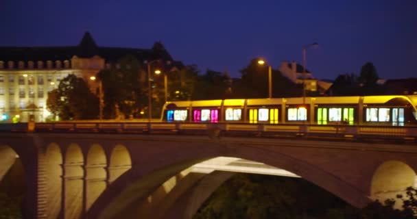 Luxemburgo Multi Colorido Passeios Eléctrico Uma Ponte Centro Cidade Noite — Vídeo de Stock