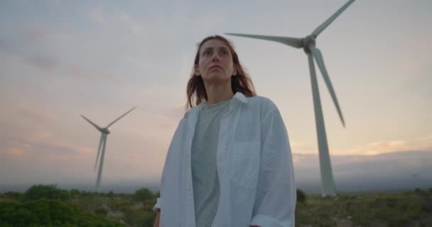 Rüzgar Değirmenlerinin Arka Planında Uzun Kıvırcık Saçlı Yenilenebilir Elektrik Üreten — Stok video