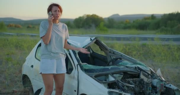 Nainen Autonsa Lähellä Auto Onnettomuuden Jälkeen Soittaa Pelastuspalveluun Itkee Ilmoittaa — kuvapankkivideo