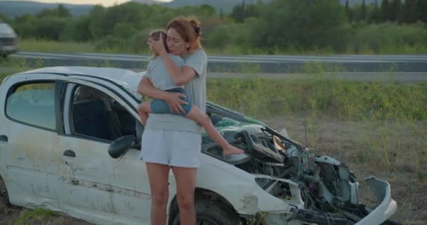 Eine Mutter Und Ihre Tochter Die Einen Autounfall Überlebt Haben — Stockvideo
