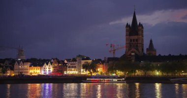Şehir görüntüsü oluşturuluyor. Köln Katedrali 'nde gün batımı. Ren Nehri ve Hohenzollern Köprüsü..