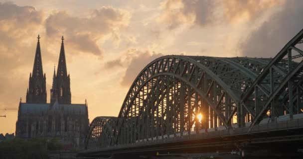 Ustalam Widok Miasto Zachód Słońca Katedrze Kolonii Renem Mostem Hohenzollern — Wideo stockowe