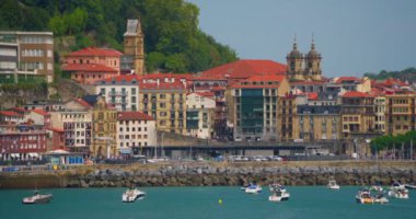 San Sebastian - Donostia. Tepelerin tepesine inşa edilmiş binalar. Bask Ülkesi 'nin özel mimarisi. Bir Roma Katolik Kilisesi olan San Sebastian Piskoposluğu manzarası.