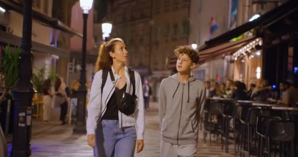 Мать Сын Ходят Вместе Главной Улице Старого Города Люксембурга Ночью — стоковое видео