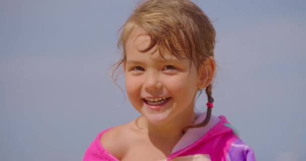 Bella Bambina Piedi Sulla Spiaggia Asciugamano Ridendo Della Fotocamera — Video Stock