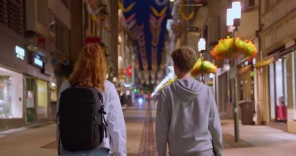 Anya Fia Együtt Sétálnak Luxemburgi Óváros Főutcáján Éjszaka — Stock videók