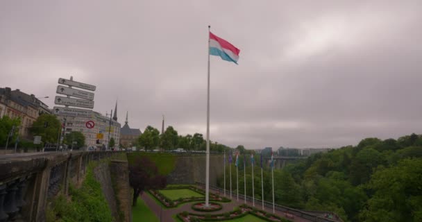 Bandera Luxemburgo Agitando Viento Centro Ciudad Cielo Sol Fondo — Vídeos de Stock
