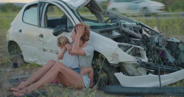 Мать Дочь Пережившие Автомобильную Аварию Стоят Рядом Сломанной Машиной Рады — стоковое видео