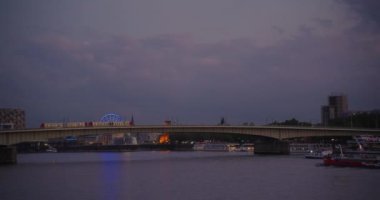 Şehir görüntüsü oluşturuluyor. Köln Katedrali 'nde gün batımı. Ren Nehri ve Hohenzollern Köprüsü..