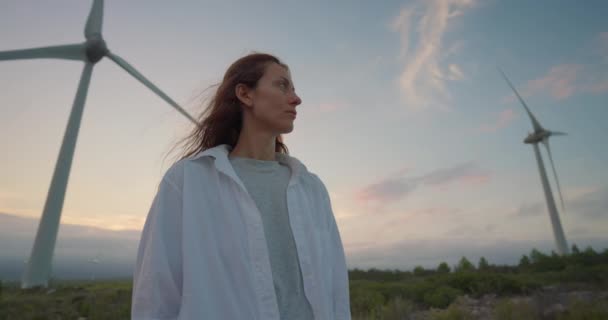 Žena Dlouhými Kudrnatými Vlasy Pozadí Větrných Mlýnů Vyrábějících Obnovitelnou Elektřinu — Stock video