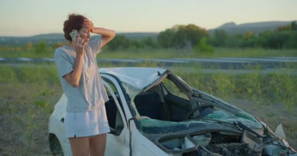 Eine Frau Der Nähe Ihres Autos Nach Einem Autounfall Ruft — Stockvideo