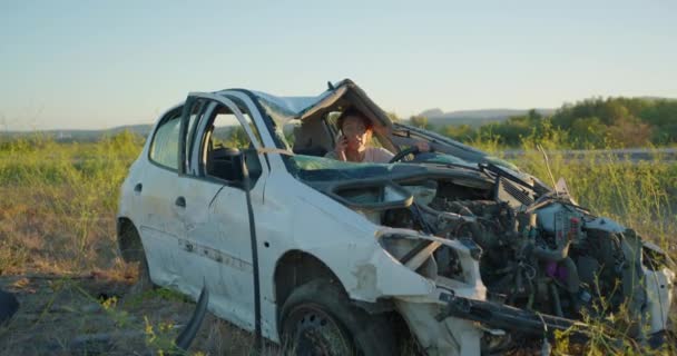 Condutor Carro Destruído Está Choque Após Acidente Carro Destruído Perto — Vídeo de Stock