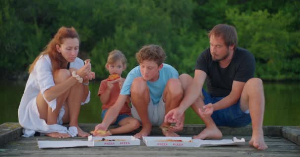 Une Grande Famille Mange Pizza Été Extérieur Près Leur Maison — Video