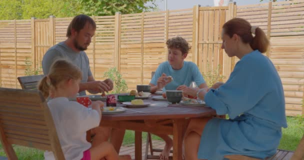 Gelukkig Gezin Geniet Samen Van Het Ontbijt Vrolijke Ouders Schattige — Stockvideo