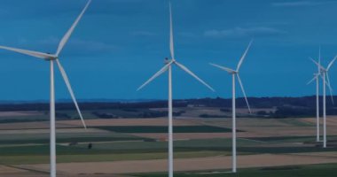 Açık deniz rüzgar türbinleri. Sürdürülebilir enerji üretimi, temiz enerji, yel değirmeni.