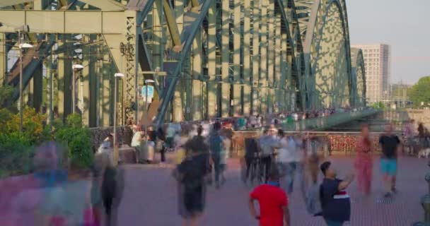 Een Menigte Toeristen Loopt Hohenzollern Brug Keulen Duitsland Tijdsverloop — Stockvideo