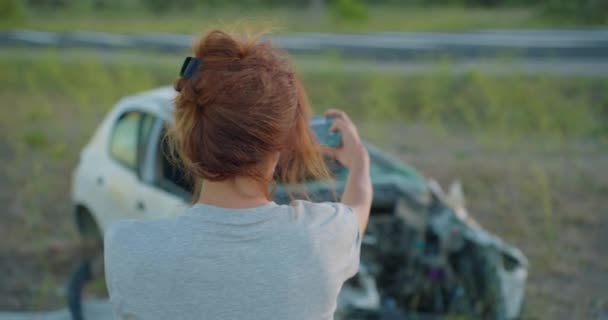 Женщина Водитель Фотографирует Камеру Телефона Разбитого Автомобиля Вызывая Скорую Помощь — стоковое видео