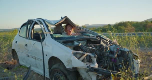 Kobieta Siedząca Zepsutym Samochodzie Wypadku Samochodowym Cudem Przeżyła Nie Może — Wideo stockowe
