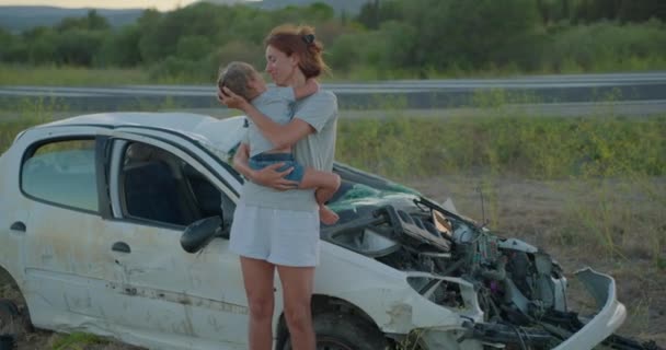 Egy Anya Lánya Akik Túlélték Autóbalesetet Egy Lerobbant Autó Mellett — Stock videók