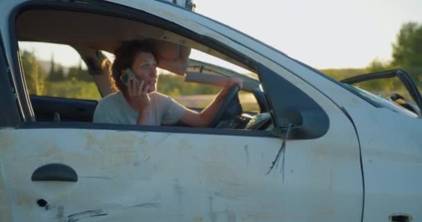 Οδηγός Του Τρακαρισμένου Αυτοκινήτου Είναι Κατάσταση Σοκ Μετά Ατύχημα Καταστράφηκε — Αρχείο Βίντεο