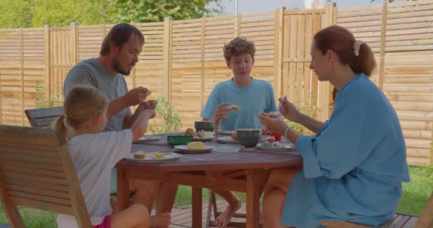 Familia Feliz Sentada Alrededor Mesa Cocina Por Mañana Desayunando Juntos — Vídeos de Stock